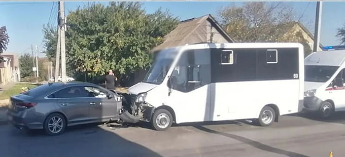 Выезд на встречную полосу стал причиной ДТП в Дзержинском районе Волгограда