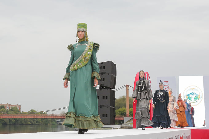 На подиуме представили наряды театров мод в народном стиле