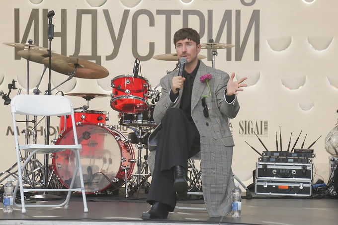 Ведущий «Модного подкаста» и шоу «Без кутюр», модный эксперт Алексей Сухарев был приглашенным спикером на неделе моды