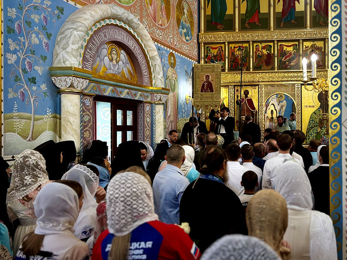 Храм был полон прихожан, ожидающих патриарха Кирилла. Примерно такому же количеству астраханцев пришлось остаться на улице