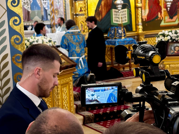 Священнослужители читают молитвы у алтаря