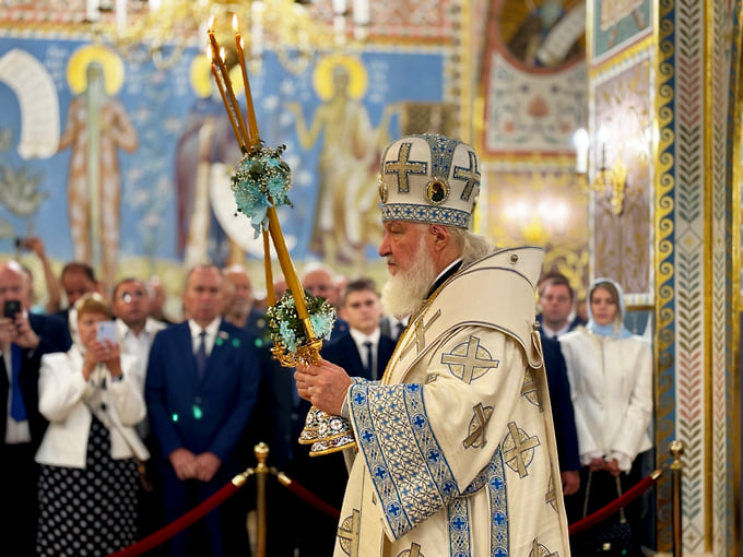 Патриарх Кирилл сменил облачение во время службы