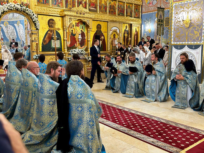 Священнослужители преклонили колени во время патриаршего богослужения