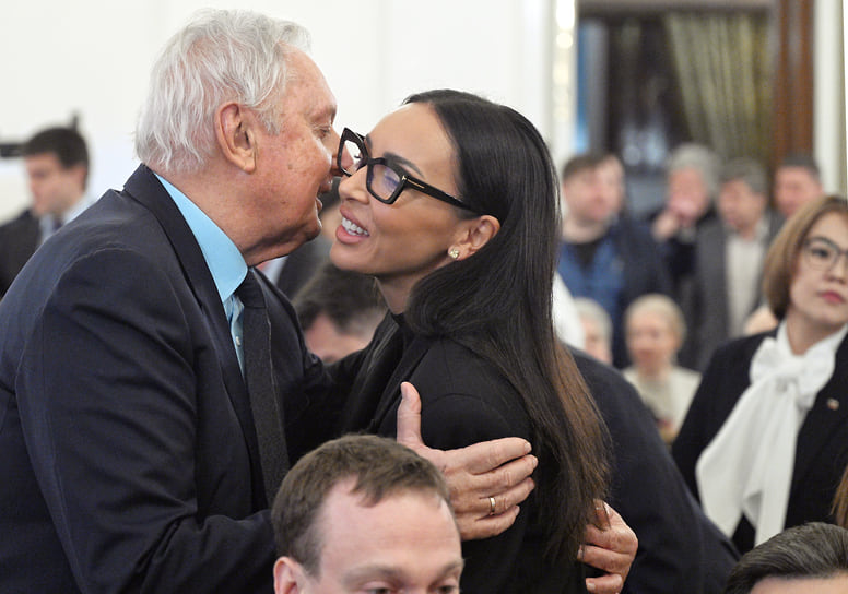«Когда я уже стал студентом, любил приводить знакомых девушек к монументу и предлагал сравнить» Памятник Горькому стоял на углу его родной улицы Мингрельской. Виталий Игнатенко занимал картинную позу и просил найти десять отличий — фокус обычно имел большой эффект