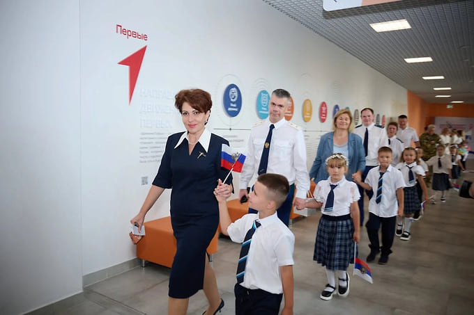 Торжественные линейки в школах начались с поднятия флагов России, Краснодарского края и Сочи