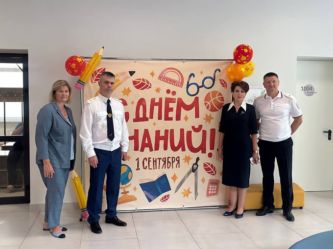 На линейках школьники исполнили гимны Российской Федерации, Краснодарского края и города Сочи