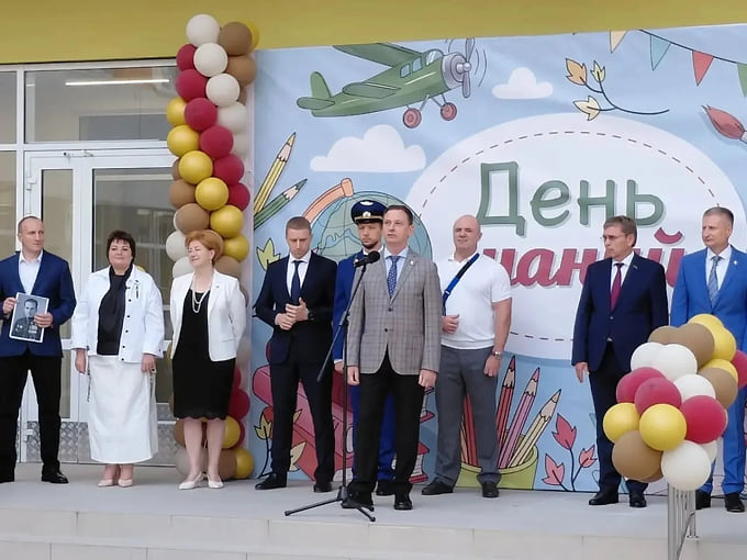Школе №101 присвоили имя летчика-истребителя Павла Камозина, дважды Героя Советского Союза