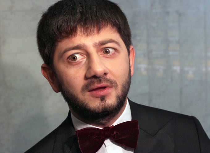 Михаил Галустян (настоящее имя — Ншан) родился в армянской семье. Его отец, уроженец Евпатории, работал поваром. Мать родилась в Сухуми, трудилась медсестрой в травмпункте