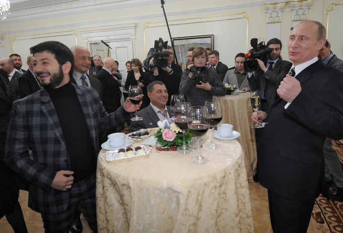 В 2012 году Михаил Галустян участвовал в предвыборной кампании Владимира Путина на президентских выборах