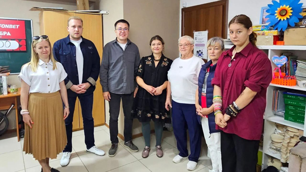 Представители Общественной палаты, слева направо: Евгения Фалько, Эрнест Талисов, Ильнур Асадуллин; директор фонда "С любовью" Светлана Идрисова; Любовь Николаевна (опекун), семья Седаковых 