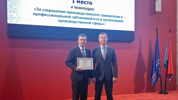 Первый заместитель министра семьи, труда и соцзащиты населения РБ Юрий Мельников (справа) вручает диплом за 1 место директору ПО «ЦЭС» ООО «Башкирэнерго» Тимуру Шарипову 