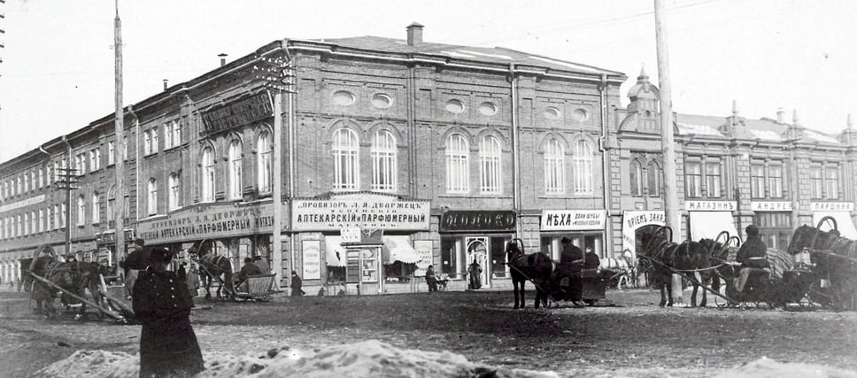 А.А. Фрейтаг. Дом А.М. Паршина (Сибирская гостиница и магазины). Справа — биржевая стоянка извозчиков на углу площади. Коллекция А.В. Алиева 
