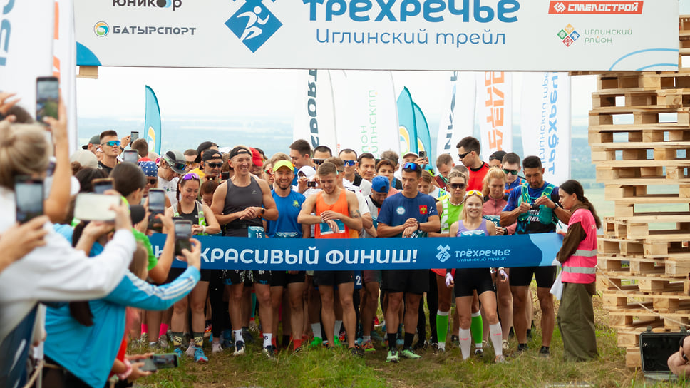Участникам предложили на выбор несколько дистанций: 5 км, 11 км и 22 км. На фото: бегуны настраивают оборудование перед стартом 