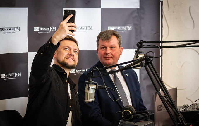 В перерыве между сделками мэр Сибая Сергей Озерцов побеседовал с главным редактором уфимской радиостанции Business FM Дмитрием Жбановым