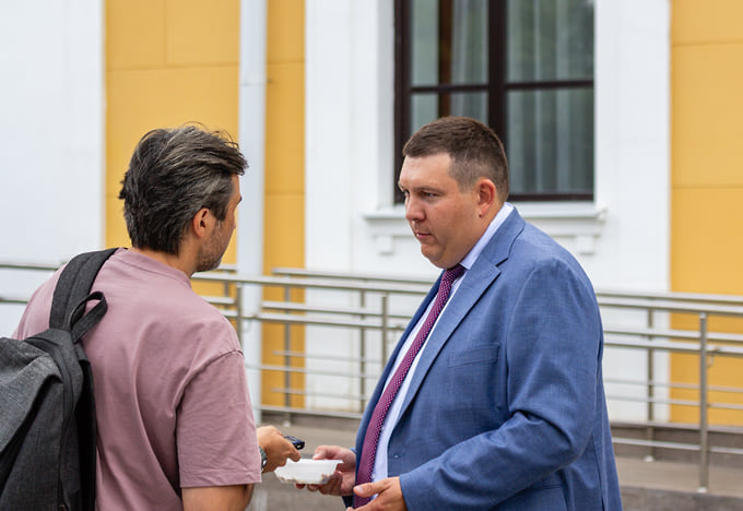 Министру природопользования и экологии Башкирии Ниязу Фазылову общению с прессой не помешал и перекус