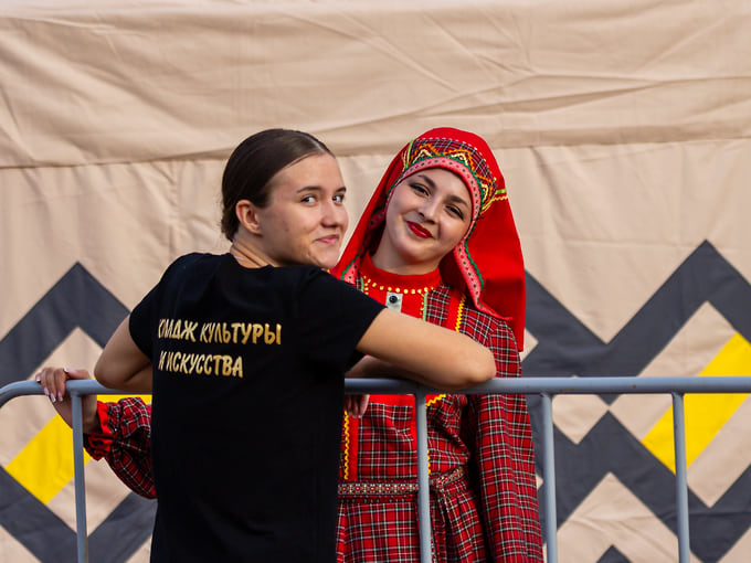 Девушка в удмуртском национальном костюме 