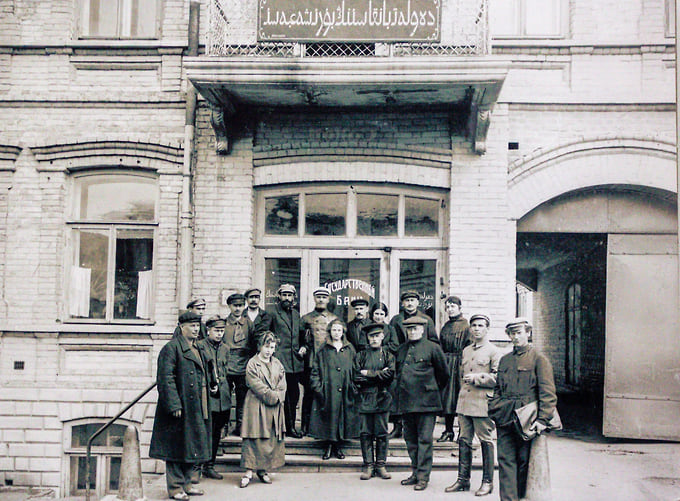 Коллектив Бирского отделения Госбанка в середине 1920-х годов. До последнего времени свои отделения имелись во всех крупных городах Башкирии 