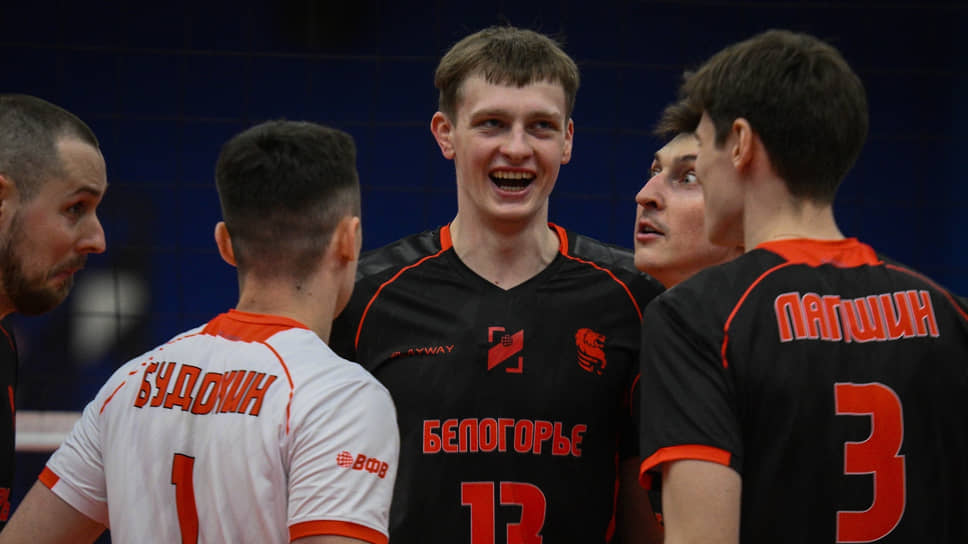 Игроки ВК «Белогорье», по центру центральный блокирующий Михаил Штыблов 