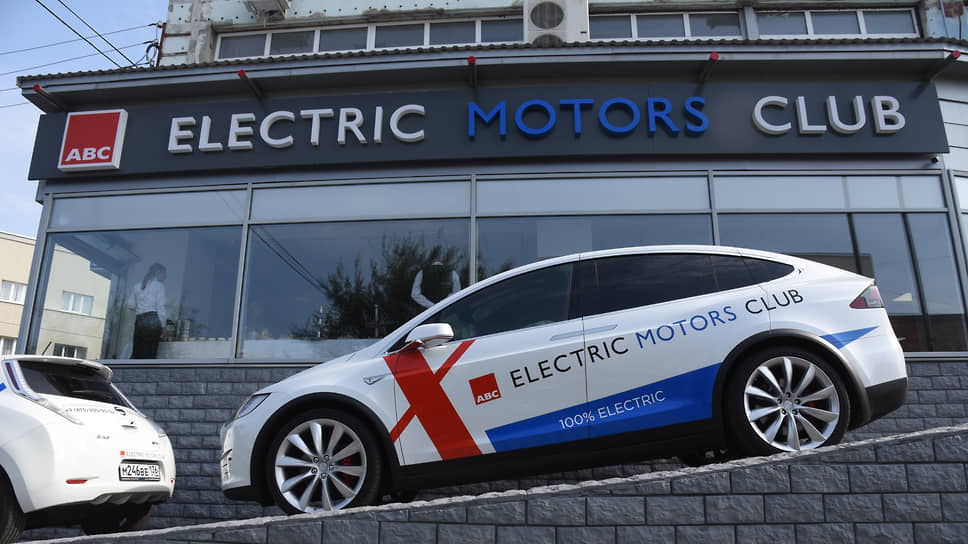 Автосалон АВС Electric Motors Club в Воронеже в 2018 году. На переднем плане — электромобиль Tesla Model X