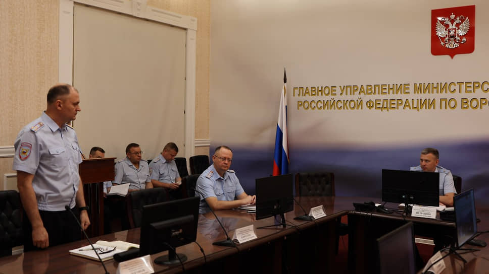Андрей Догонов (слева) на представлении личному составу ГУ МВД по Воронежской области
