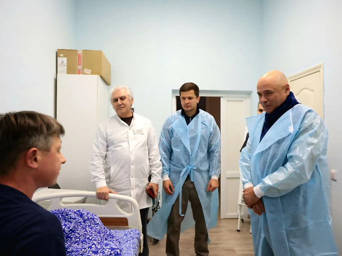 Губернатор Липецкой области Игорь Артамонов (крайний справа) и мэр Ельца Вячеслав Жабин (в центре) навещают пострадавшего при ракетной атаке по промзоне в Ельце