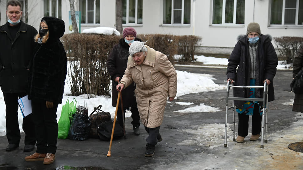 Приехавшим оказали поддержку местные власти и волонтеры. Жителей ДНР поселили в созданных на базе детских лагерей, санаториев и гостиниц пунктах временного размещения (ПВР). Большинство из них работает и четыре года спустя