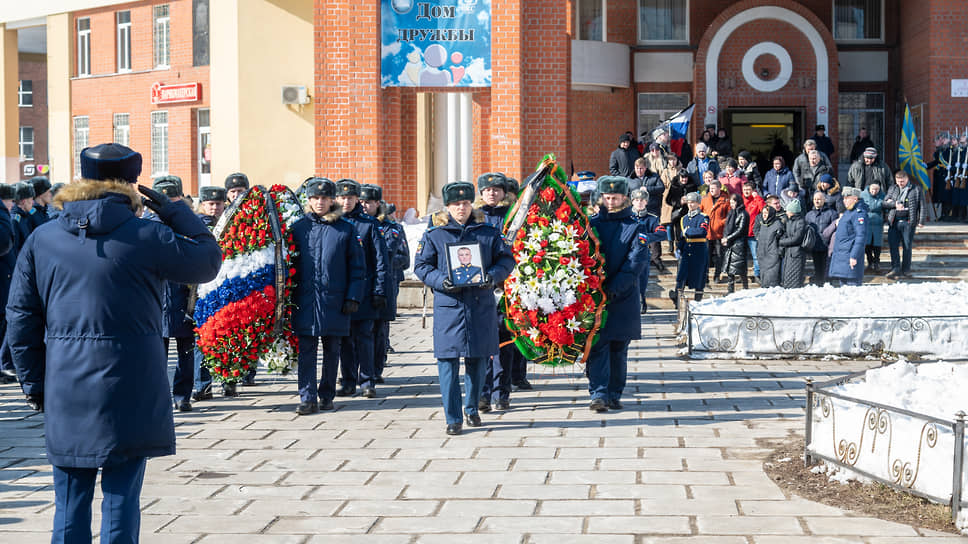 16 марта 2022 года в Воронеже прошла церемония прощания с погибшим на СВО летчиком ВКС РФ, подполковником Олегом Червовым