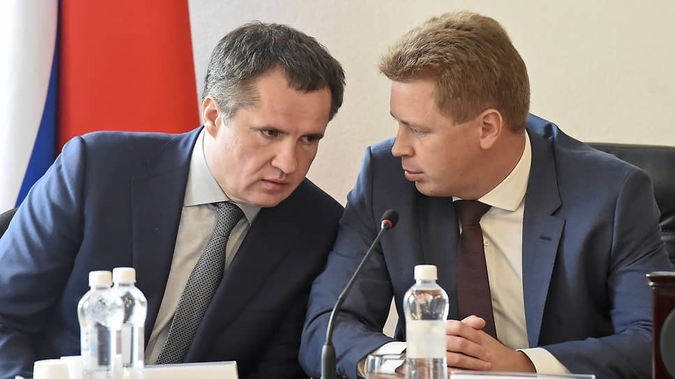Вячеслав Гладков и временно исполняющий обязанности губернатора Севастополя Дмитрий Овсянников во время круглого стола с привлечением общественности в Законодательном собрании Севастополя в Крыму в рамках обсуждения изменений в Устав города. 11 октября 2016 года.