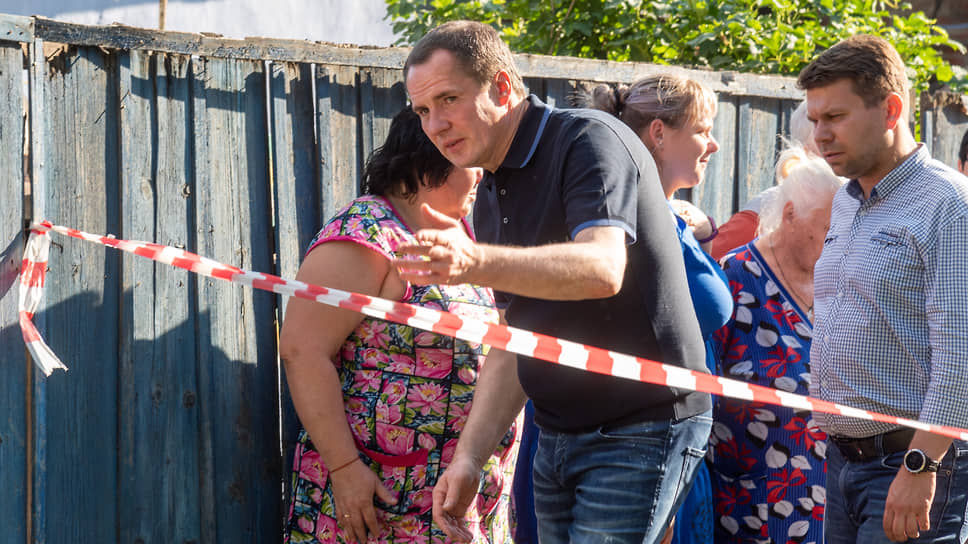 Вячеслав Гладков и мэр Белгорода Антон Иванов во время встречи с местными жителями у разрушенных жилых домов на улице Маяковского в Белгороде после ракетного удара. 3 июля 2022 года.