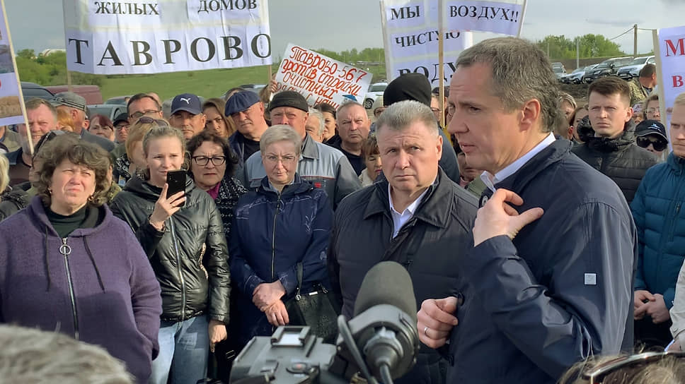 Губернатор Белгородской области во время встречи с жителями Белгородского округа по вопросу строительства очистных сооружений. 11 мая 2023 года.