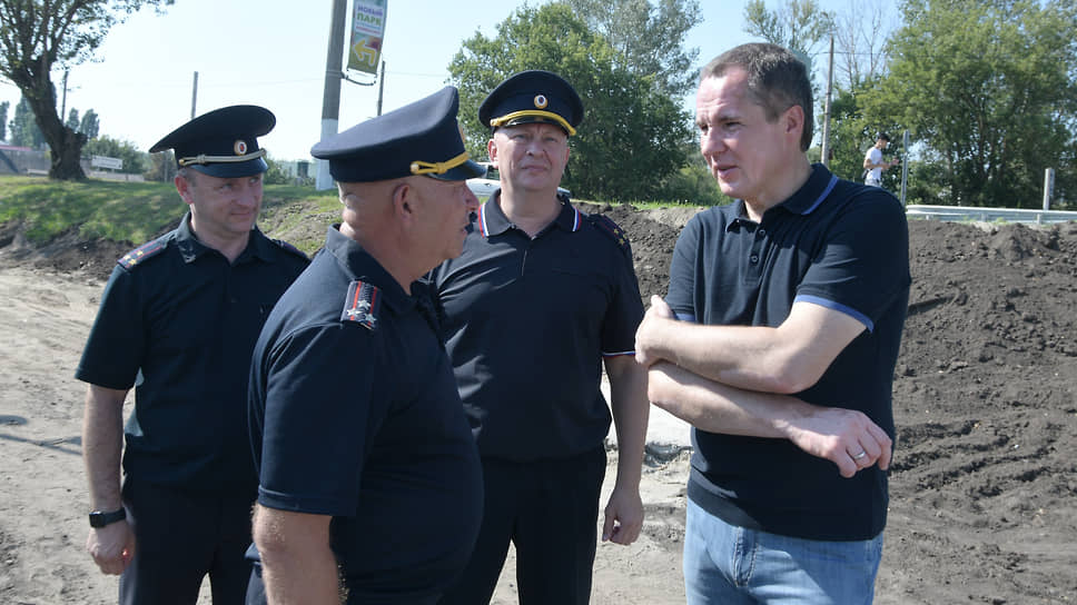 Губернатор Белгородской области Вячеслав Гладков во время общения с людьми в форме в парке «Берега» и на набережной в Белгороде. 6 августа 2023 года.