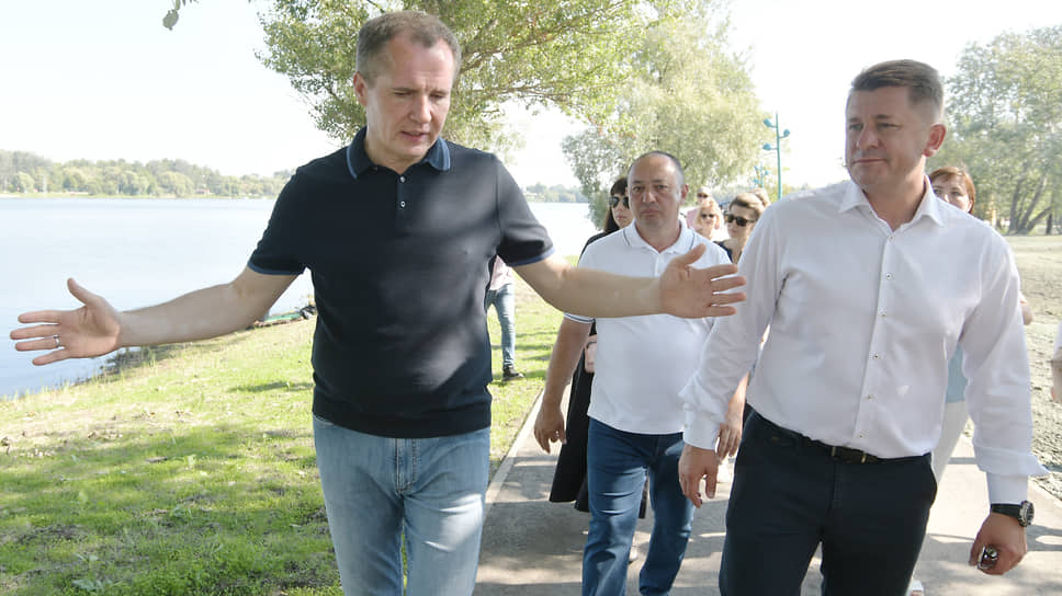 Вячеслав Гладков и мэр Белгорода Валентин Демидов во время посещения парка «Берега» и набережной в Белгороде. 6 августа 2023 года.