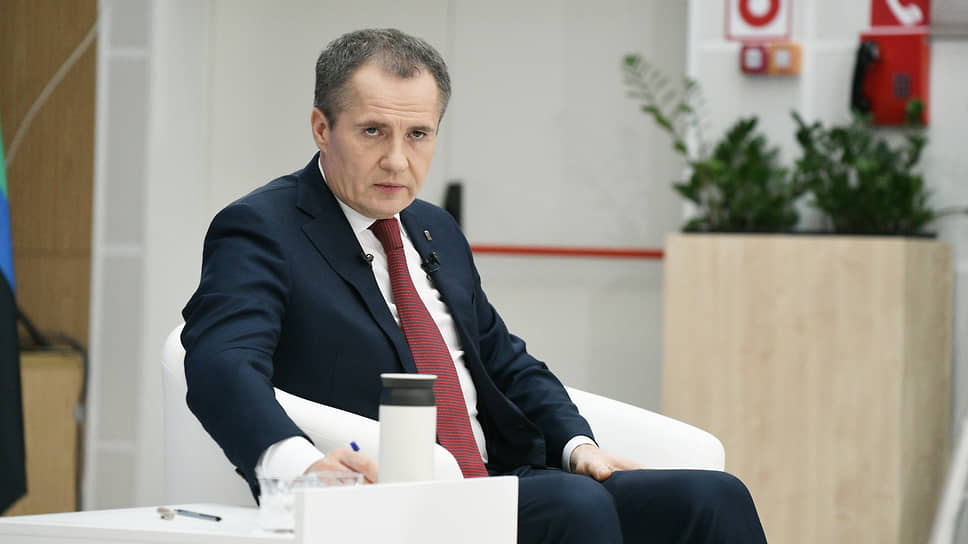Пресс-конференция Вячеслава Гладкова по итогам 2023 года прошла с заметно усиленными мерами безопасности. Ее организовали в актовом зале школы с заклеенными «бронепленкой» окнами.