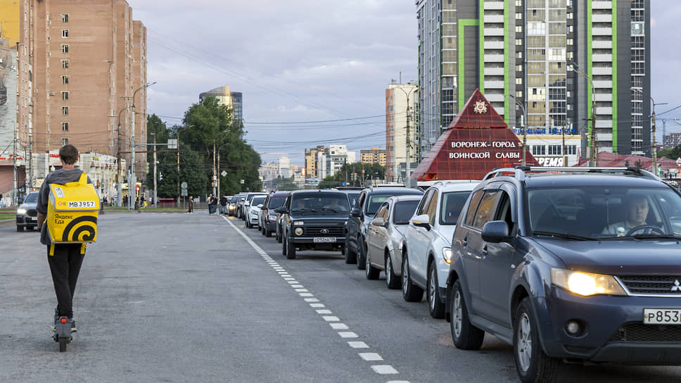 На некоторых АЗС автомобилисты ожидали приезда бензовозов несколько часов 