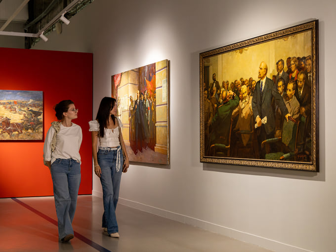 Михаил Хмелько, «Съезд строителей коммунизма», 1960-е годы — масштабная многофигурная композиция о политическом ритуале советской эпохи