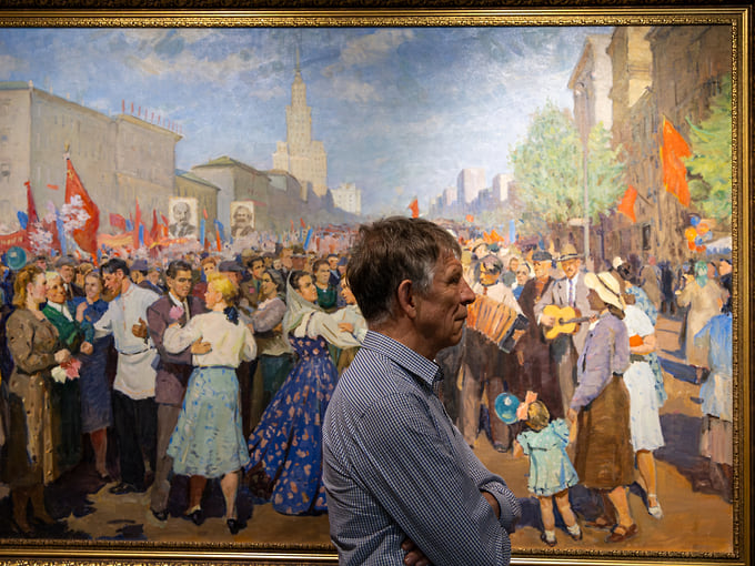 Картина «Первое мая» была создана в 1958 году бригадой художников под руководством Юрия Кугача — коллективное авторство здесь соответствует коллективному герою самого полотна
