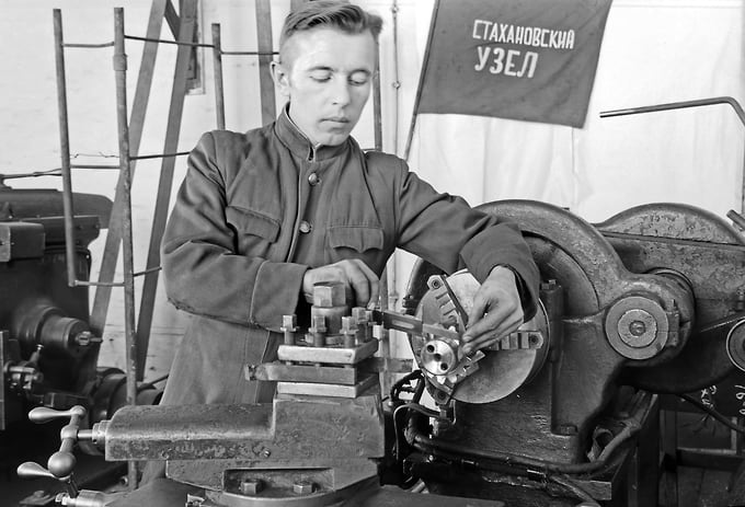 Курск, 1953 год. Токарь машинно-тракторной станции Я. П. Тыртычный работает за станком