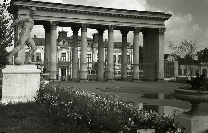 На месте сада «Ливадия» в Курске в 1935 году открылся стадион «Динамо». На снимке 1955 года — его новый центральный вход