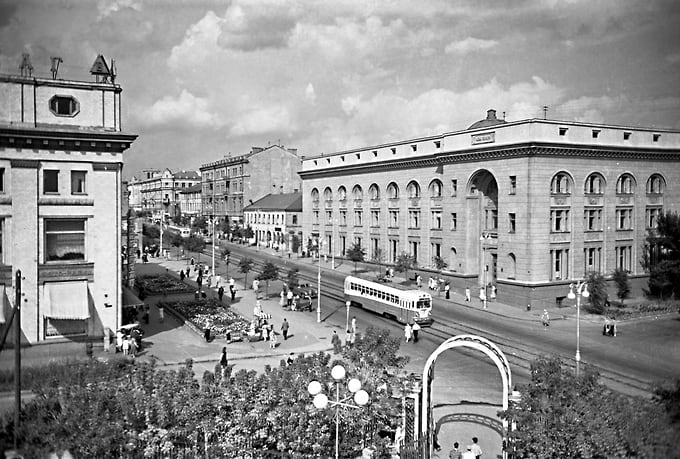 По улице Ленина в Курске — бывшей Московской — в 1956 году идет трамвай. Слева виден Центральный универмаг, справа — Дом книги