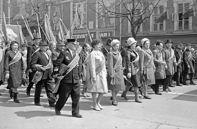 На первомайской демонстрации 1974 года по Курску идет колонна железнодорожников станции Курск