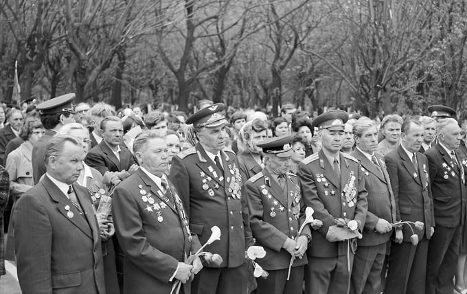 В День Победы 1979 года представители трудовых коллективов Промышленного района Курска стоят во время минуты молчания