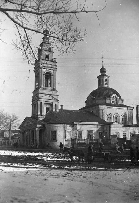 Покровскую церковь в Курске на одноименном рынке сняли в 1936 году, за год до ее сноса. На фото — южный фасад храма