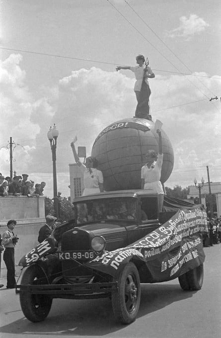 В 1938 году по Красной площади в Курске прошла колонна ко Дню физкультурника. На грузовике установлены большой глобус и фигура с факелом