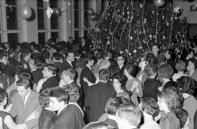 Курский политехнический институт открылся в 1964 году. Студенты танцуют у елки на новогоднем вечере, 1960-е годы