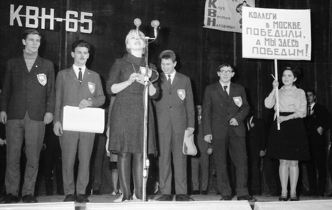 Команда КВН Курского политехнического института выступает в 1965 году. На сцене плакат: «Коллеги в Москве победили, а мы здесь победим!»