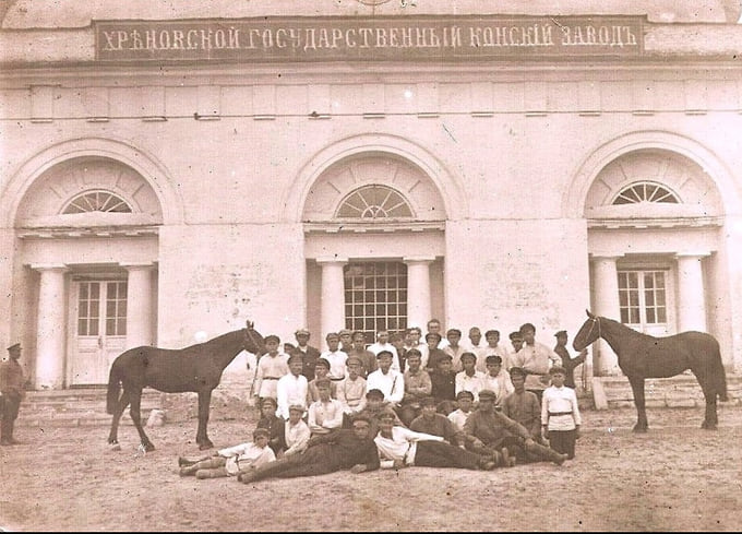 После Гражданской войны племенное поголовье пришлось восстанавливать. Среди выращенных здесь лошадей — Улов, всесоюзный и европейский рекордист. Его результат на 1600 м — 2 минуты 2,2 секунды. На фото: работники у Выводного манежа, 1930-е годы 
