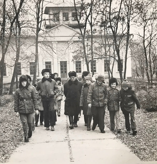 7 ноября 1951 года первых посетителей принял музей истории завода. Здесь собрали племенные книги, старинную упряжь и награды лошадей. На фото: основатель музея, краевед Федор Бдюкин, проводит экскурсию 