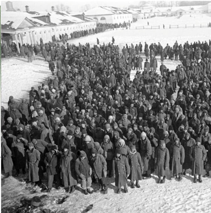 В 1942 году племенных лошадей эвакуировали в Зауралье. В 1943-м в конюшнях разместили пленных лагеря №81. По акту от 30 марта 1943 года, с 24 января по 23 марта поступило 26,8 тыс. человек, умерло 13,8 тыс. Комиссия отмечала голод и болезни. На фото: военнопленные, 1943 год 
