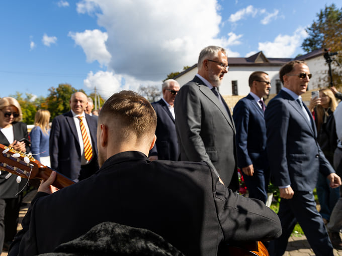 К юбилею приурочили открытие нового корпуса Хреновской школы наездников — учебного заведения, где готовят специалистов по тренировке рысистых лошадей. На фото — музыкант и участники делегации на праздничной площадке