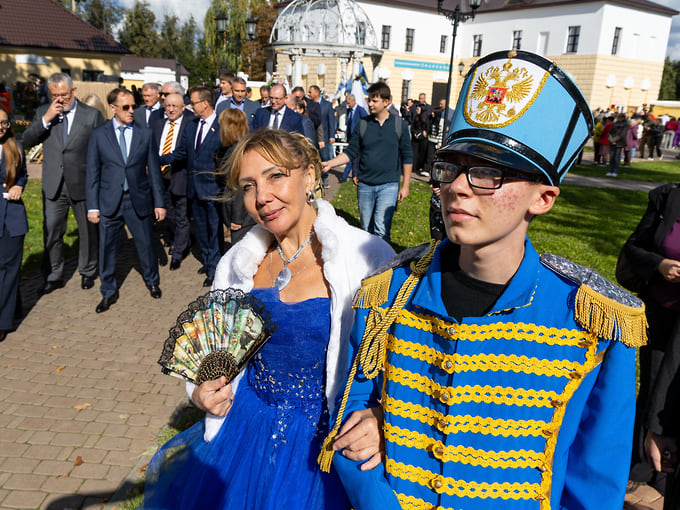 Исторические костюмы стали частью оформления праздника: рядом с официальной делегацией по территории проходили участники в бальных платьях и стилизованных мундирах